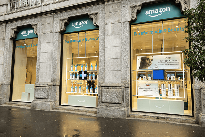 Amazon apre la sua prima parafarmacia a Milano: tecnologia e beauty al centro del concept store